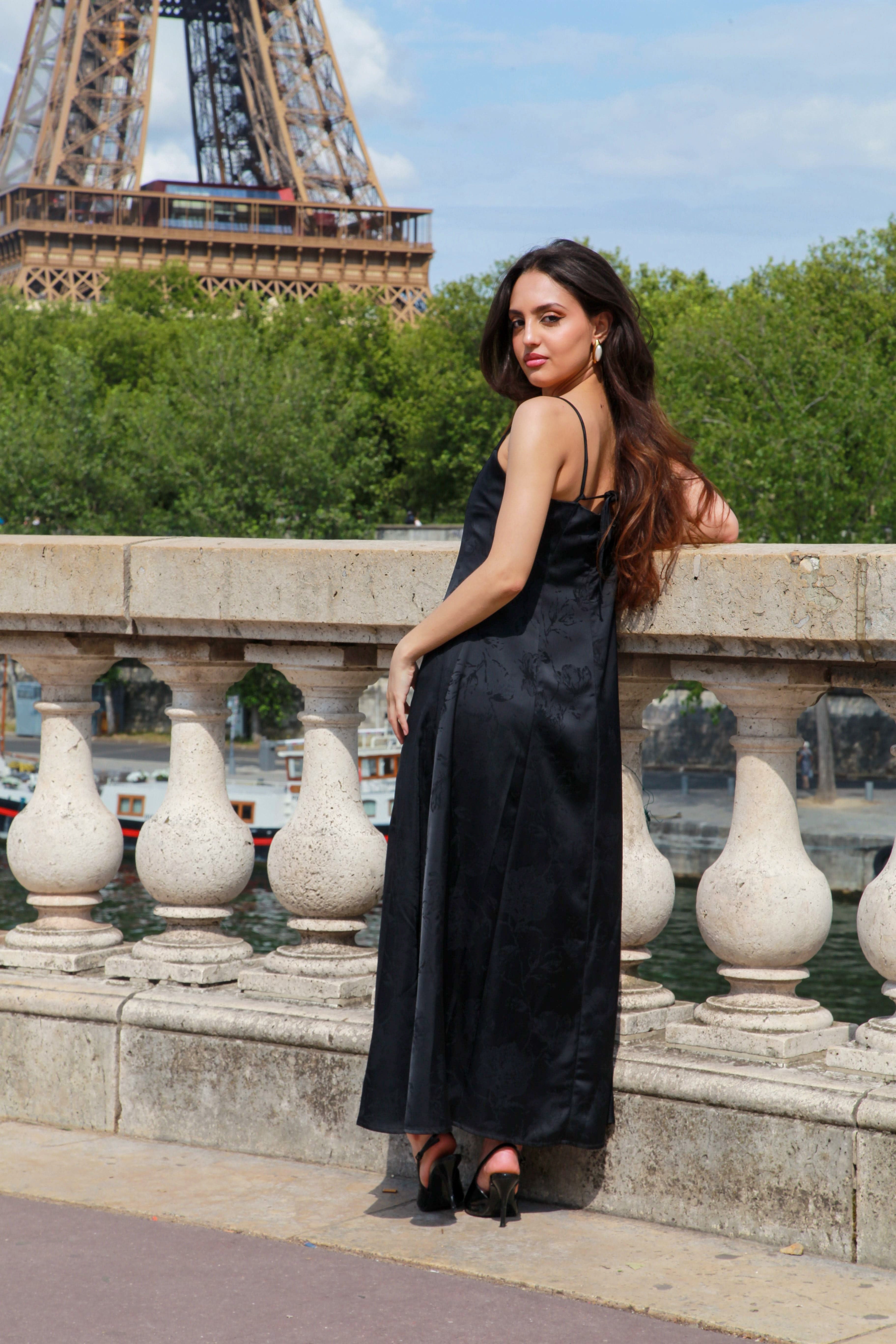 Robe Satin Noir - LOVED