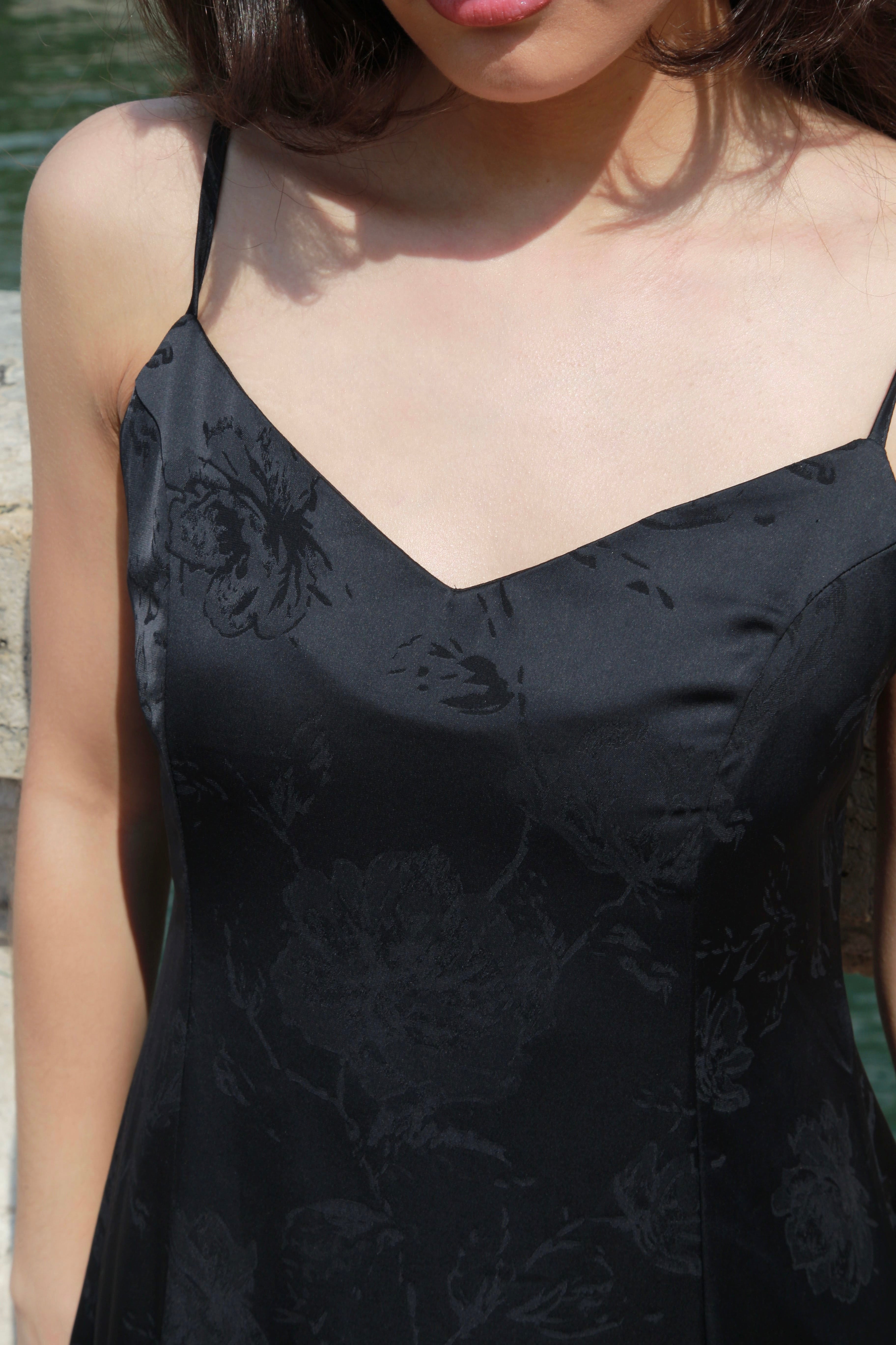 Robe Satin Noir - LOVED