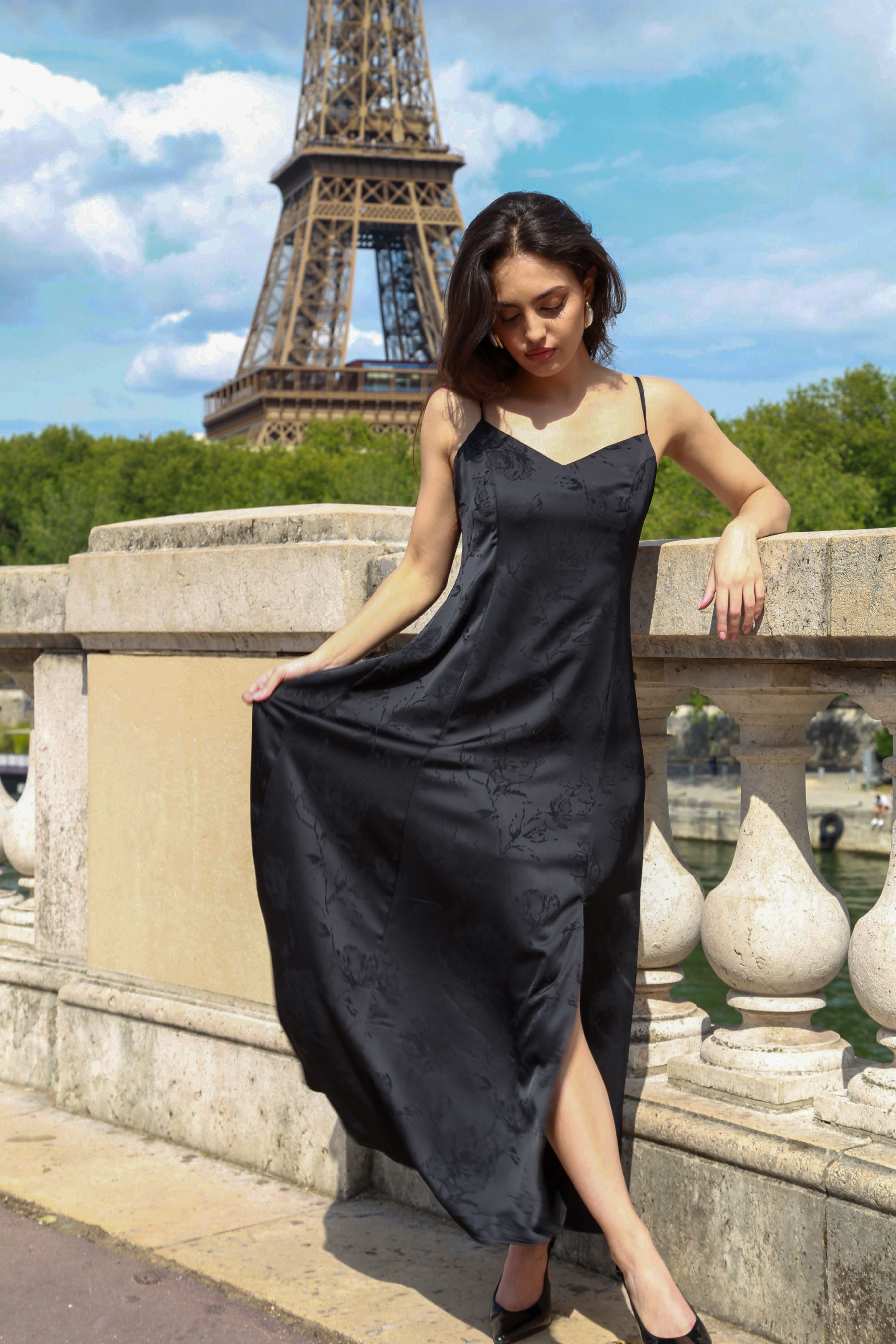 Robe Satin Noir - LOVED