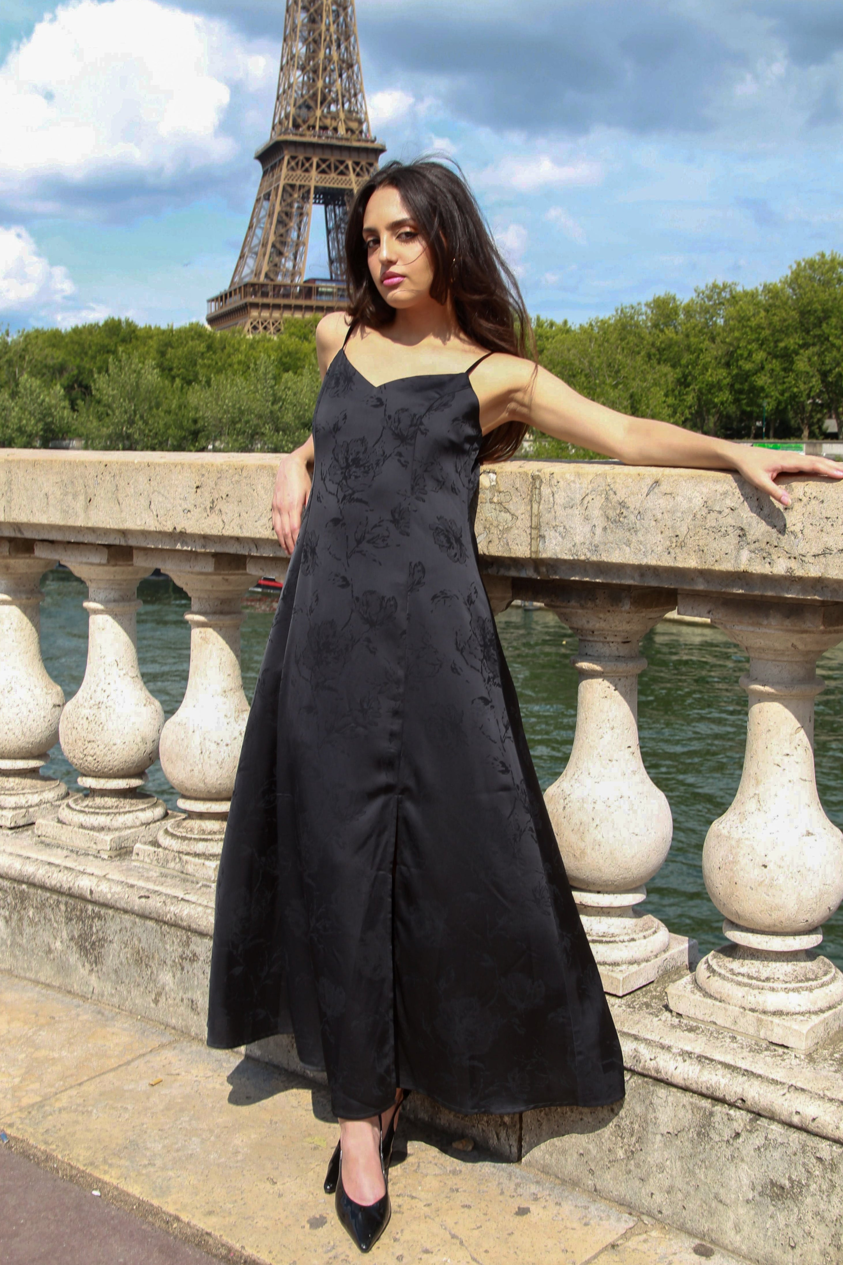 Robe Satin Noir - LOVED