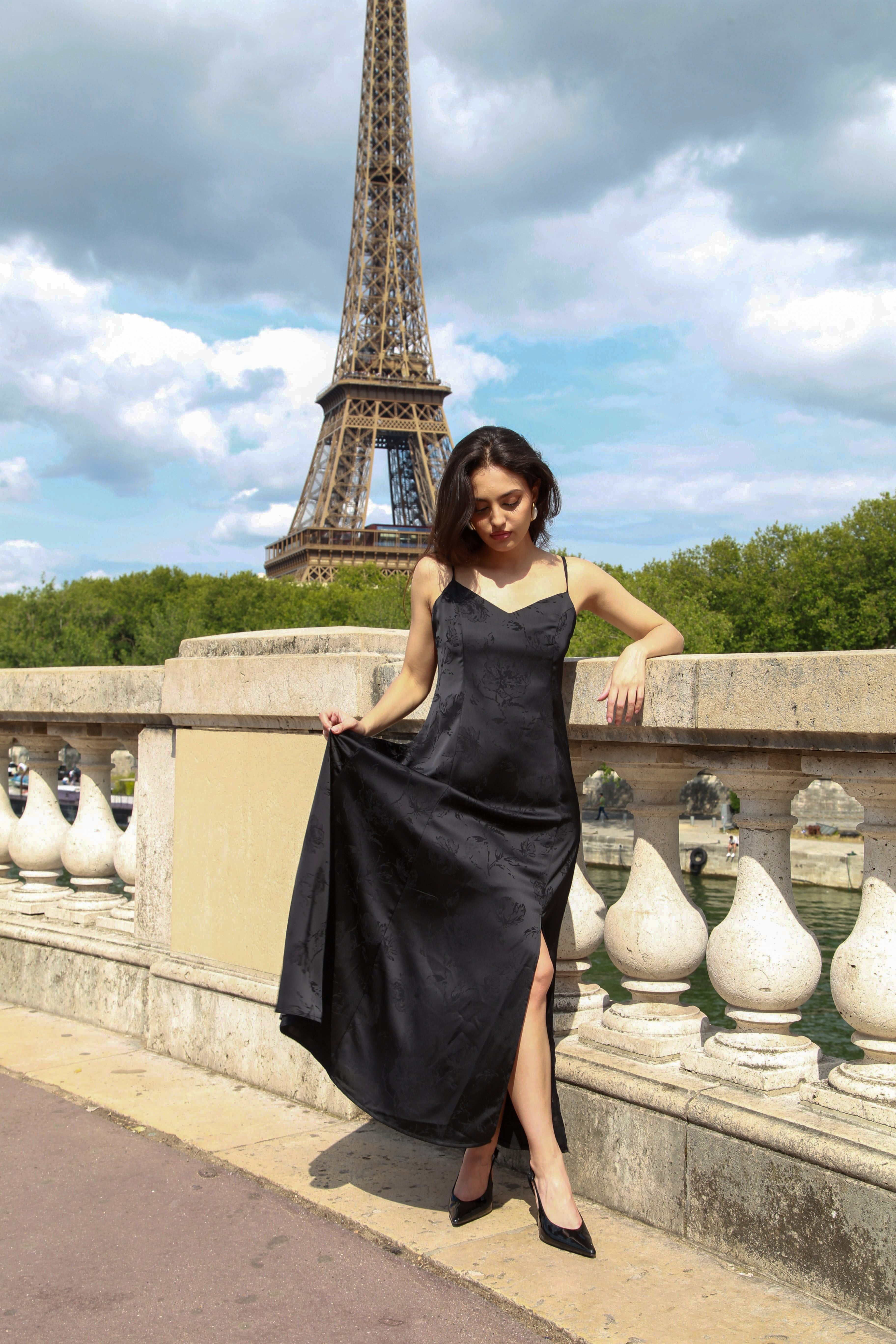 Robe Satin Noir - LOVED